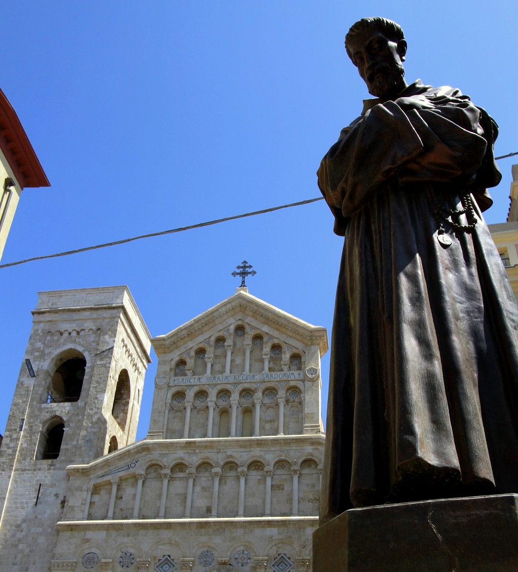Собор Санта-Мария-ди-Кастелло не очарователен - он не отличается от сотен других итальянских соборов на Сардинии, а также на континенте